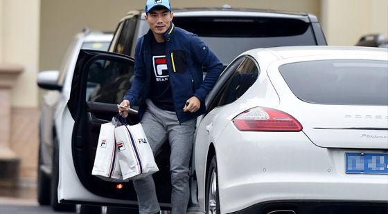 国足球员都开什么车?看完吓了一跳