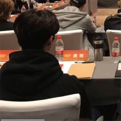 鹿晗居然拎着保温杯去开会，一点都不像90后