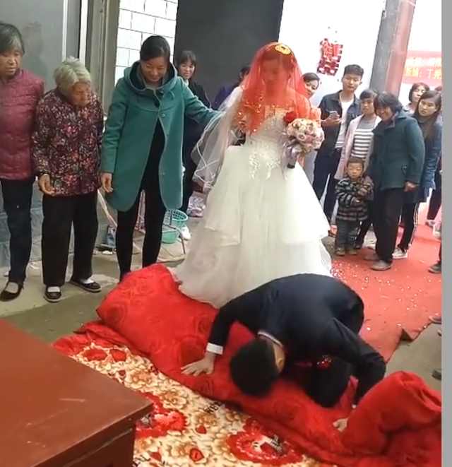 结婚本是件喜事,老人却因"恶俗"对待新娘,新郎当场发火!