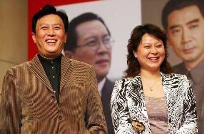 65岁唐国强近照，与小十二岁妻子恩爱24年，27年来从未祭扫亡妻！