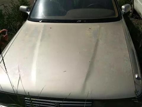 停车场这辆报废车，破烂不堪，打开车门逼格不输迈巴赫！