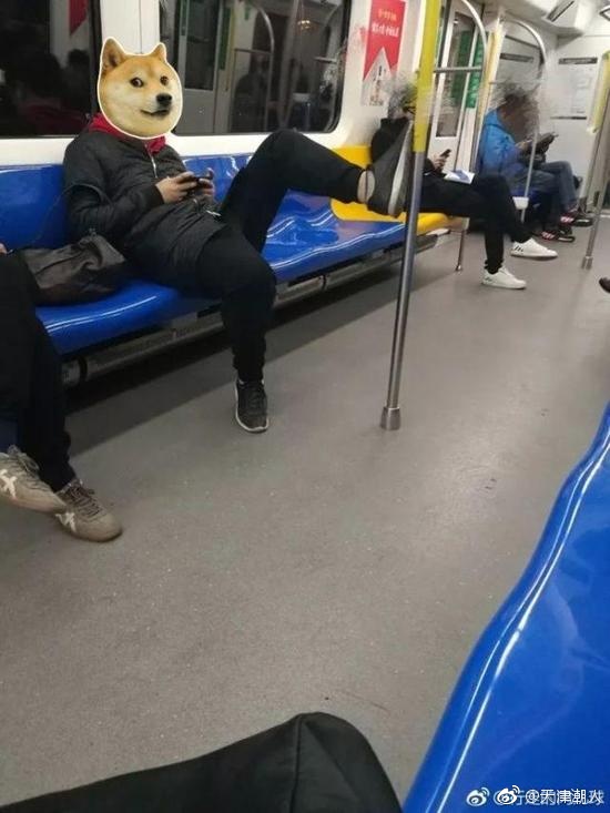 无处安放的脚丫子 天津一男子在地铁跳“钢管舞”