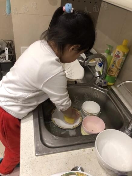 黄奕四岁女儿乖巧懂事,都会帮妈妈刷碗了!