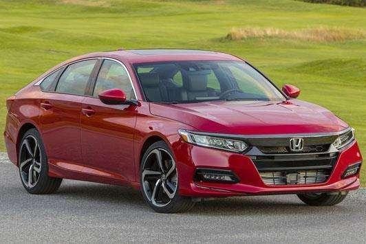 凯美瑞让所有中级车“颤抖”，而它让凯美瑞“颤抖”