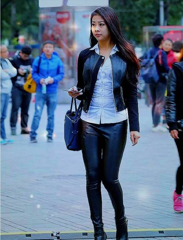街拍:紧身皮裤搭配长靴,一双大长腿真迷人