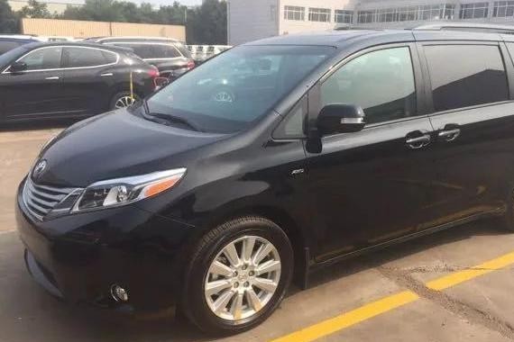 新车集大气于一身17款丰田塞纳3.5两驱真实油耗参数配置图片解析