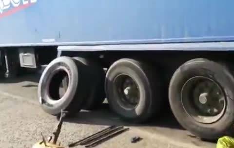 史上最牛X的卡车换胎！汽车人来了直播车市全球车市中国车市  ​