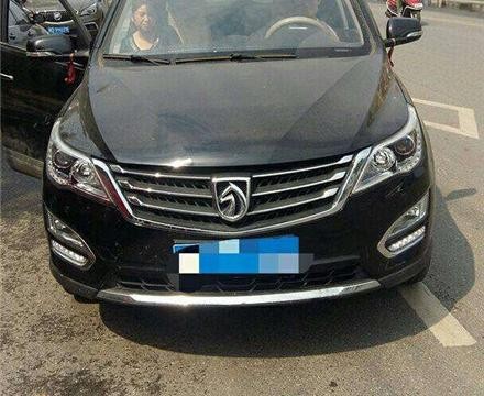 宝骏560撞树，直接报废，车主叹了一口气，直呼：国产车没好货！