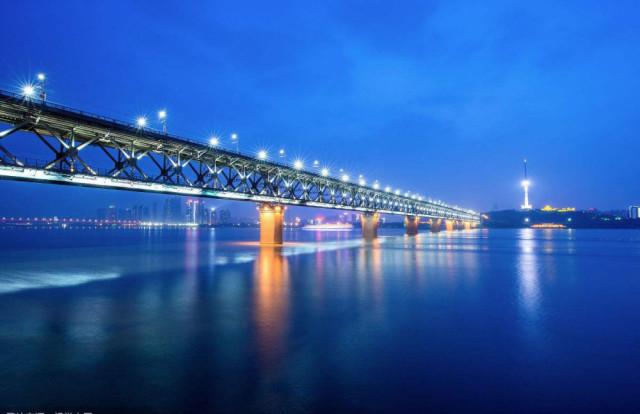 武汉长江大桥是新中国成立后在长江上修建的第一座公铁两用桥