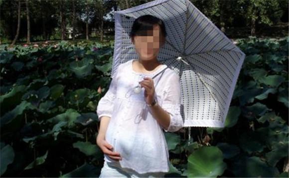 孕妇怀二胎6个月, 老公对她做这事, 她拿剪刀扎