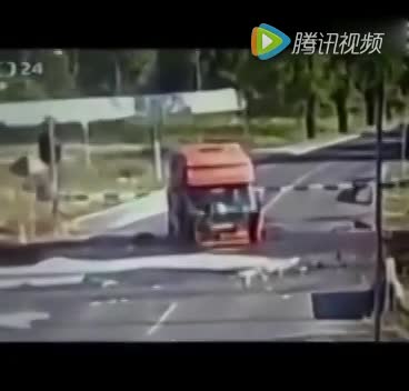 世界上最幸运的卡车司机 这心理阴影面积得有多大！