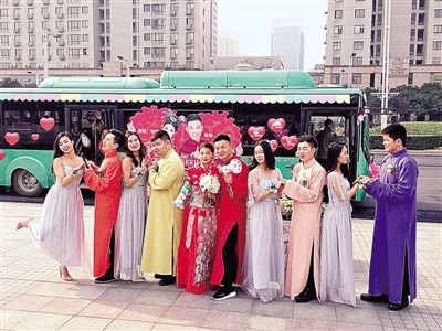 郑州市民定制公交婚礼花车 低碳省钱还浪漫