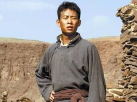 女有嫌他丑跑了，今爆红后，开800万豪车出行