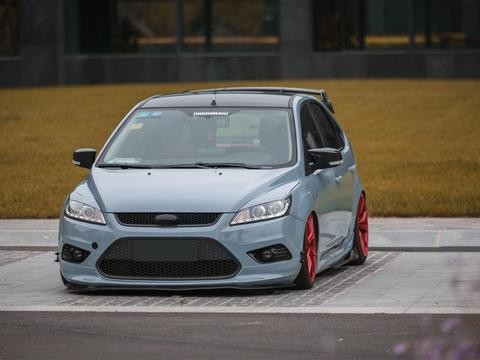 水泥灰的改装车总是让人着迷！低趴福克斯改装鉴赏