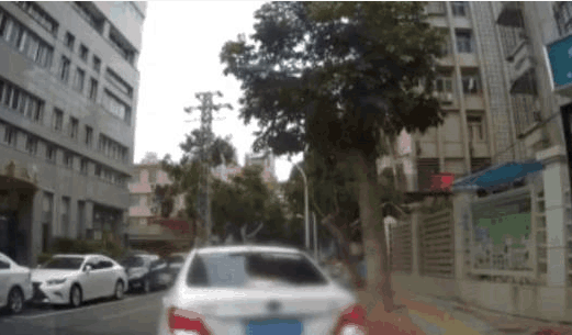 比亚迪倒车撞到劳斯莱斯，修理费超过22万，路边广告词亮了