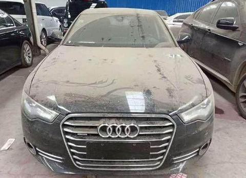 停车场偶遇奥迪A6僵尸车，管理员：想开走先把3万块的停车费交了