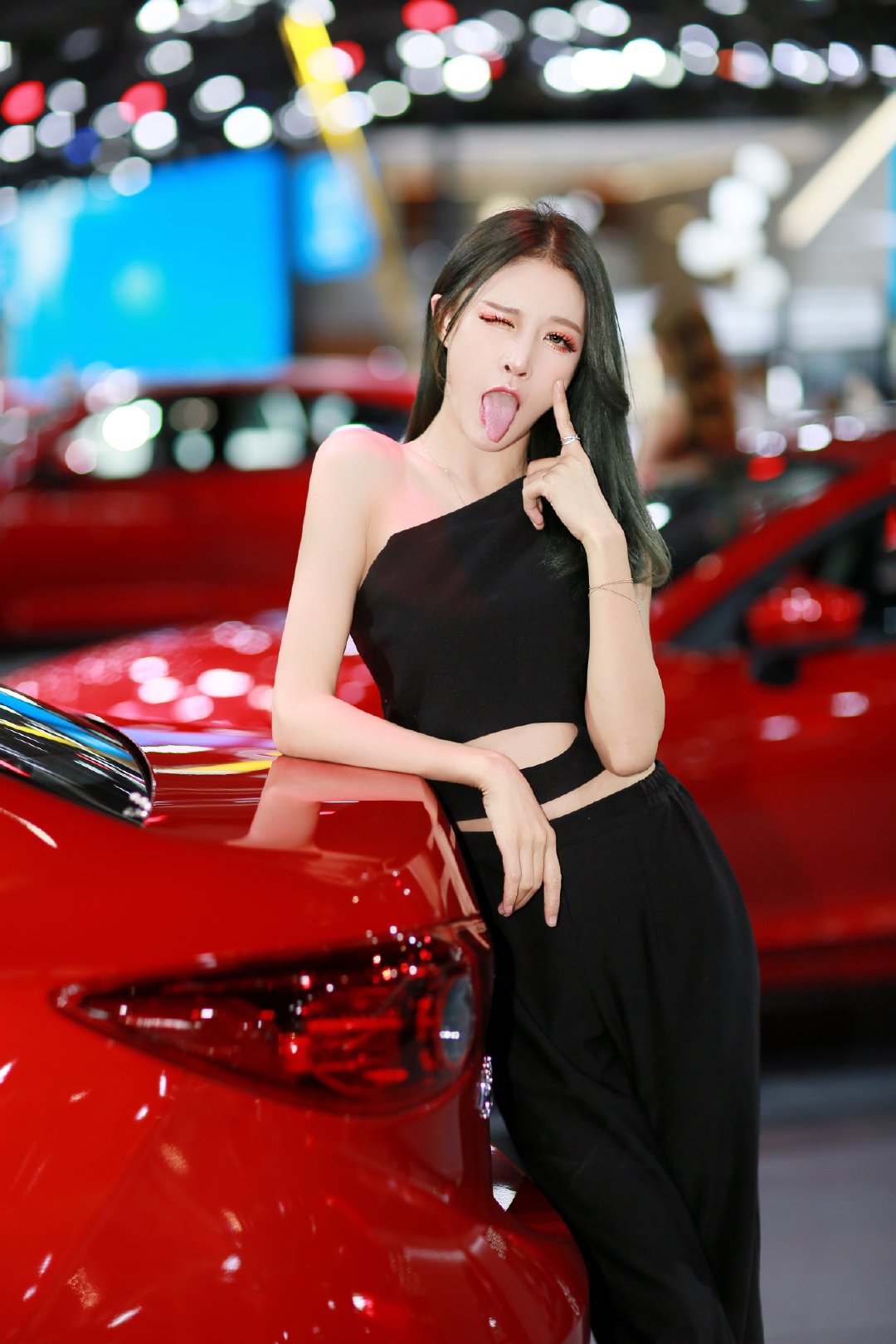 车展上的美女，可爱中又有点俏皮。