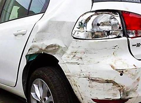 车子在路边被撞，先报警还是先找保险？顺序错了可是一分都不赔的