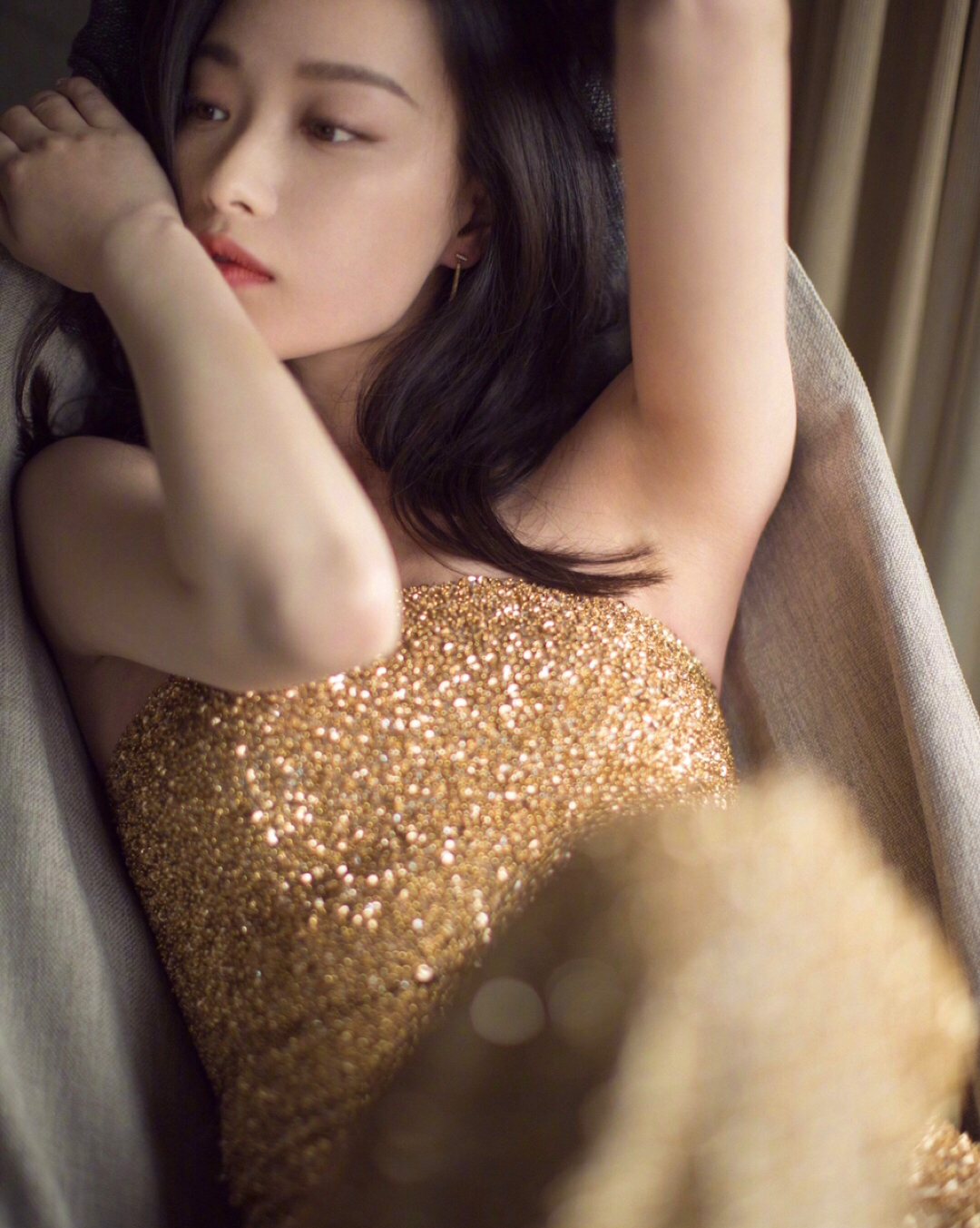 倪妮金色闪光裙彰显女神气质,性感妩媚笑容迷人