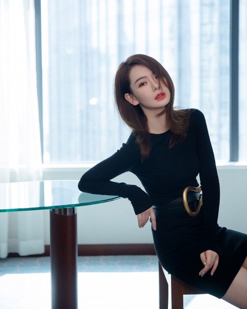 戚薇霸道女总裁范,超a哦!