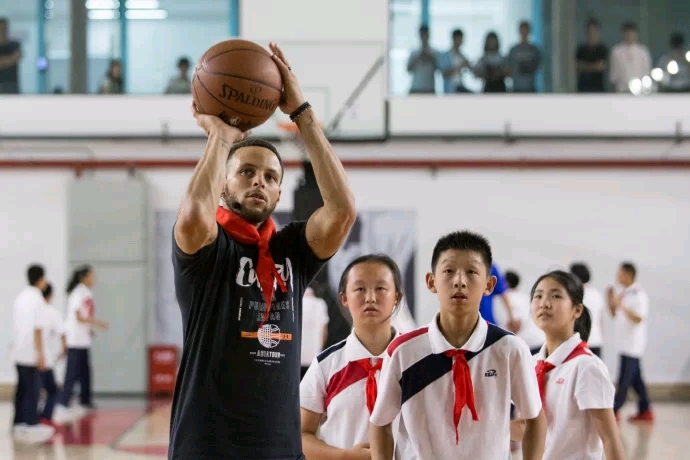 小学生无疑了,库里戴红领巾!