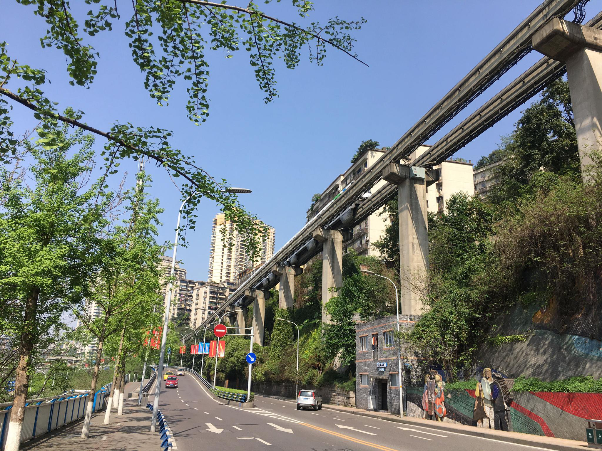 重庆李子坝八楼轻轨站 因刀郎的歌曲 再次火了