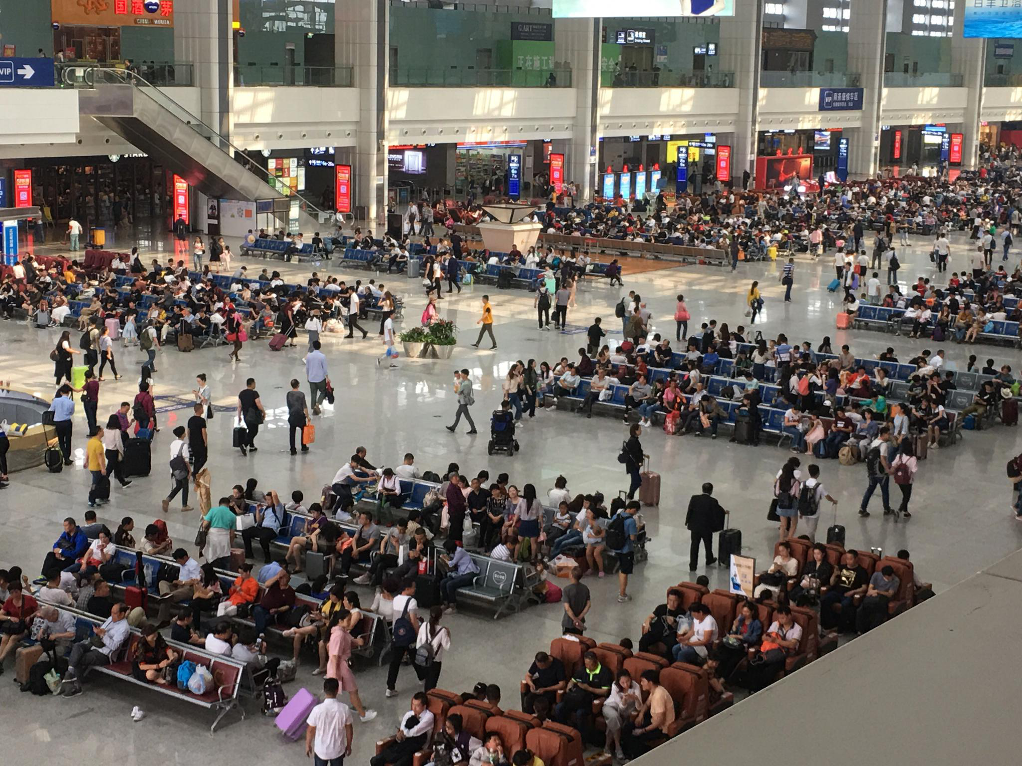 五一小长假!重庆火车北站北广场人流量正常