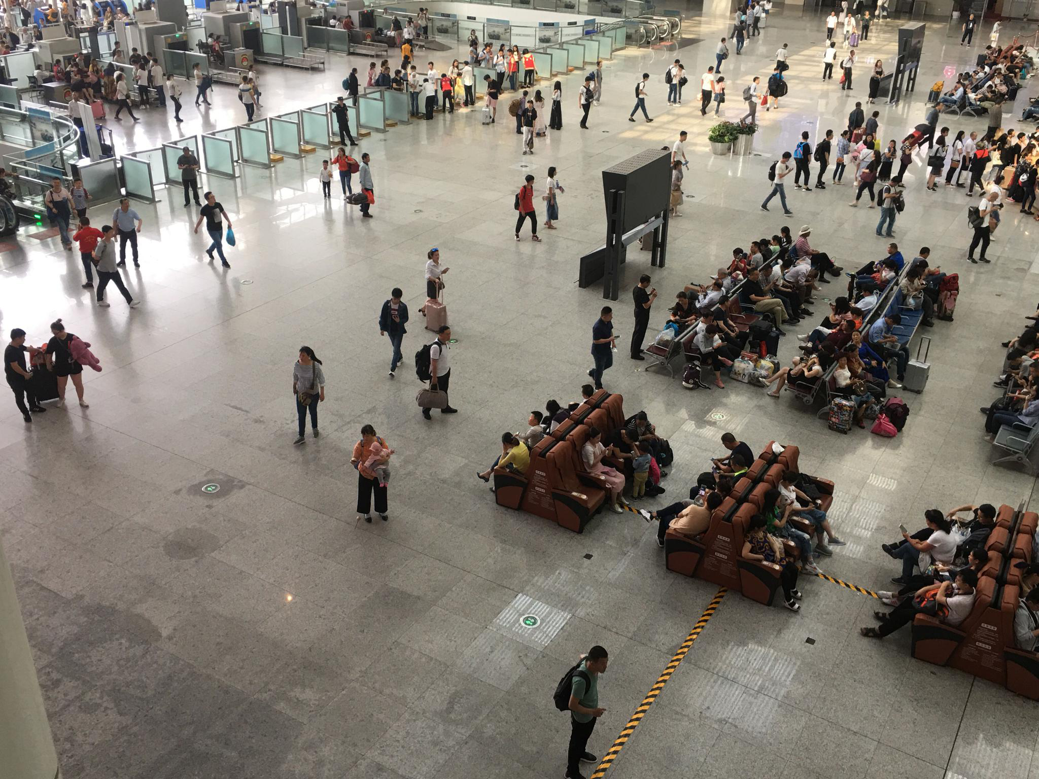 五一小长假!重庆火车北站北广场人流量正常