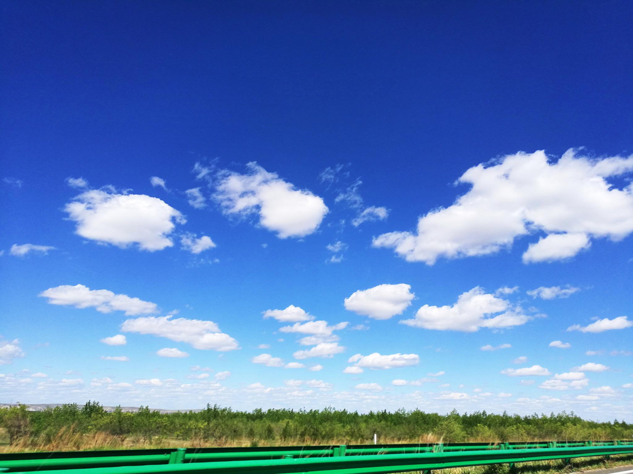 蓝天白云下的呼伦贝尔