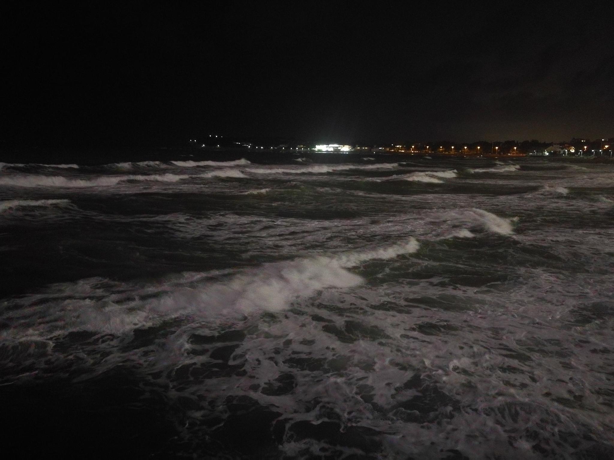 受台风影响晚上海边海浪依然很大
