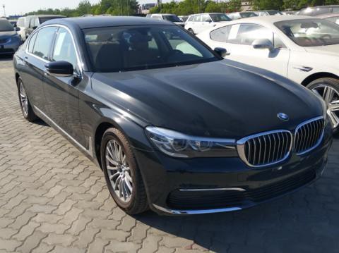 清一色宝马730婚车不难找, 但看到车牌大家都夸新郎不简单