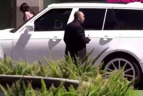 260万路虎现身街头，车主出现的那一刻，没人再去看车了