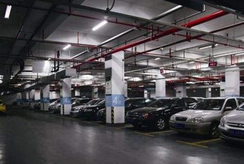 女子出差回来，发现奔驰车残留不明液体，女子要求物业赔偿2万！