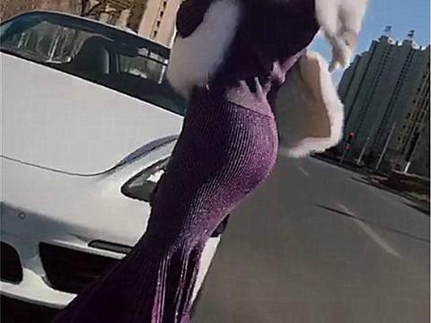 街头偶遇一辆保时捷718，看到车主身材时，连网友都不淡定了！