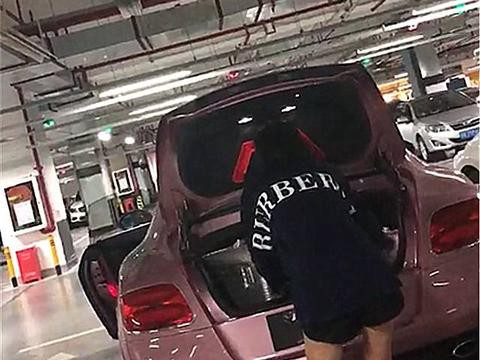 车库偶遇一辆300万宾利，看到车主容貌时，还以为是抖音温婉！