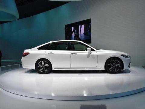 差点破产的日系车，如今奥迪A6也服输，2.0T标配10AT绝了！