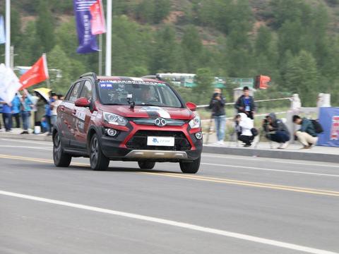 加速制动两不误，涉水绕桩不犯难！北汽新能源环青赛性能测试过关