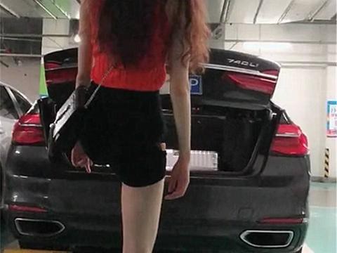 90后妙龄女子用“一字马”关宝马7系后备箱，网友看后称：大长腿