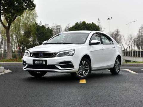 吉利王牌车型，不到十万还能有全液晶仪表，月销两万碾压对手！