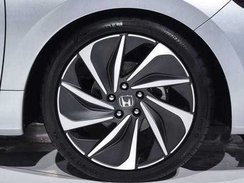 大众的劲敌快来了，官方声称新车油耗仅4L，13万起后悔买速腾了