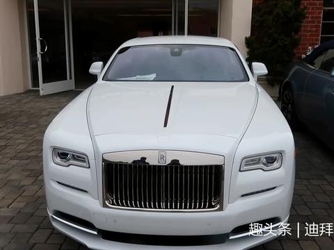 这家豪车店室外停着一排劳斯莱斯，网友看到室内3台车竖起大拇指