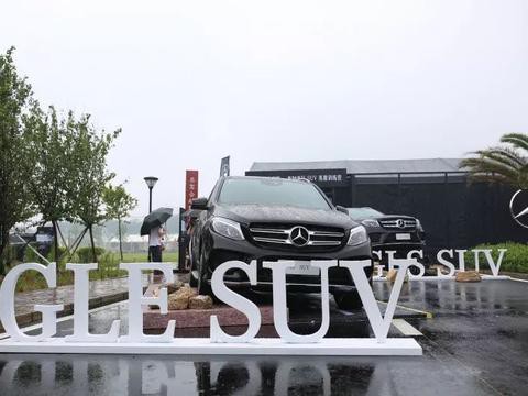 开着价值百万的奔驰SUV