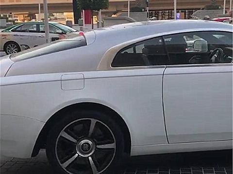 547万劳斯莱斯现迪拜酒店，车主一上车，就有2个保安为车主关门！