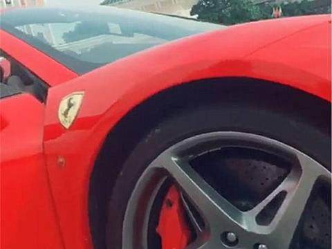街头偶遇一辆480万法拉利，看到车主容貌时，没想到比超跑还养眼