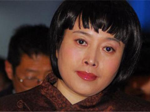 曾为孩子下跪老师，还遇渣男堕胎4次，今59岁坐奥迪，过成这般！