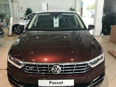 看德国原装帕萨特，它同国内的迈腾是一个级别