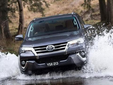 丰田家族又一硬派越野!霸气不输路虎,价格比普拉多便宜,超值