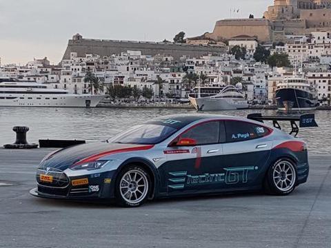 GT在巴塞罗那展示了它的第一辆Model S P100DL赛车