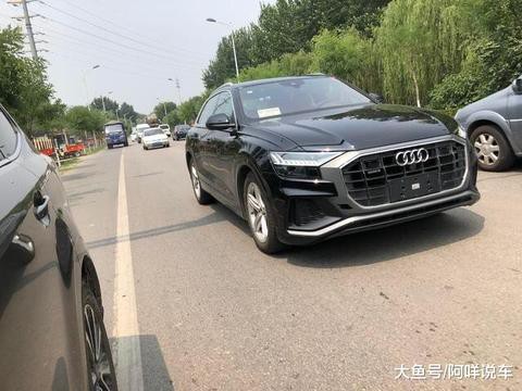 路上实拍全新奥迪Q8! 前脸比A8L更显档次, 宝马再换两代也追不上