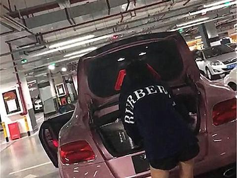 300万宾利现身地下车库，这出朱来的瞬间，宾利都没了亮点